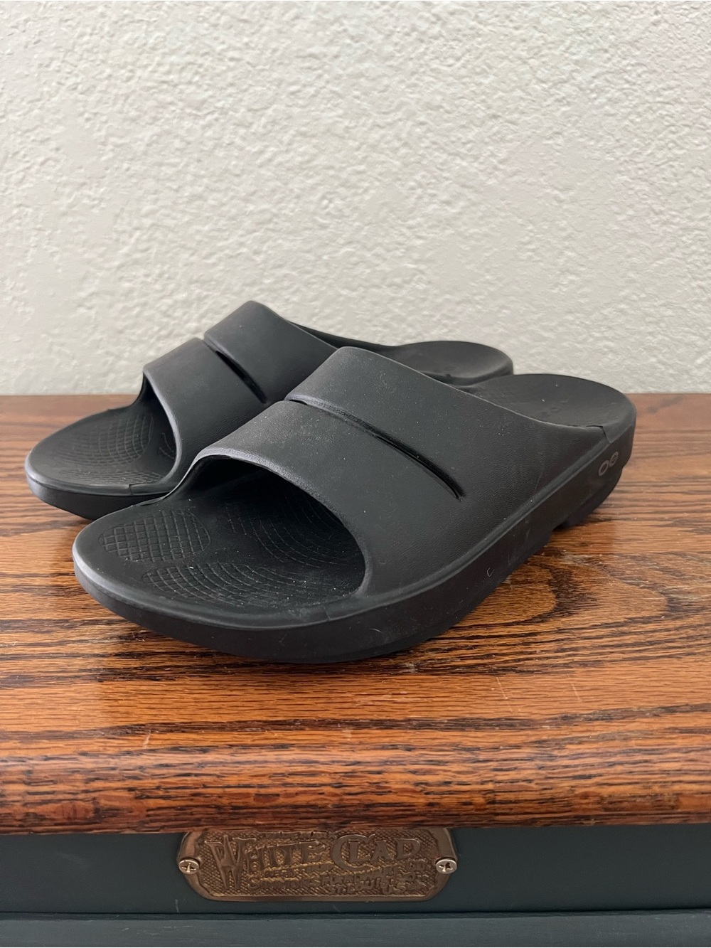 Oofos ooAhh Black Recovery Slides Women’s 7 or Men’s 5